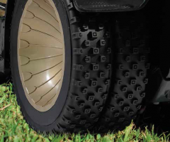 Flex-Gummi-Räder für bessere Traktion und Schonung des Rasens